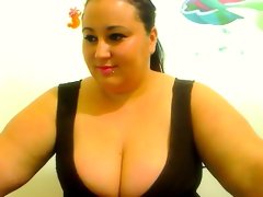 Brunette plumper puts her